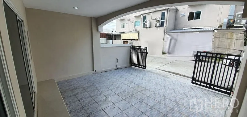 带办公室的家 出租在Prawet, Bangkok - 有顶车棚/露台，地砖铺设，双扇金属门通向小巷。