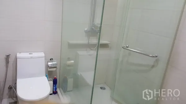 คอนโด ให้เช่าในKhlong Toei, Bangkok - ห้องน้ำสมัยใหม่พร้อมตู้ฝักบัวกระจกและผนังกระเบื้องสีขาว