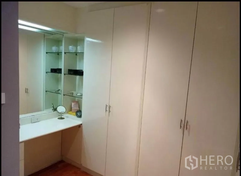 คอนโด ให้เช่าหรือขายในKhlong Toei, Bangkok - มุมแต่งตัวพร้อมตู้เสื้อผ้าสูงจรดเพดาน โต๊ะเครื่องแป้งกระจก และชั้นวางแก้ว