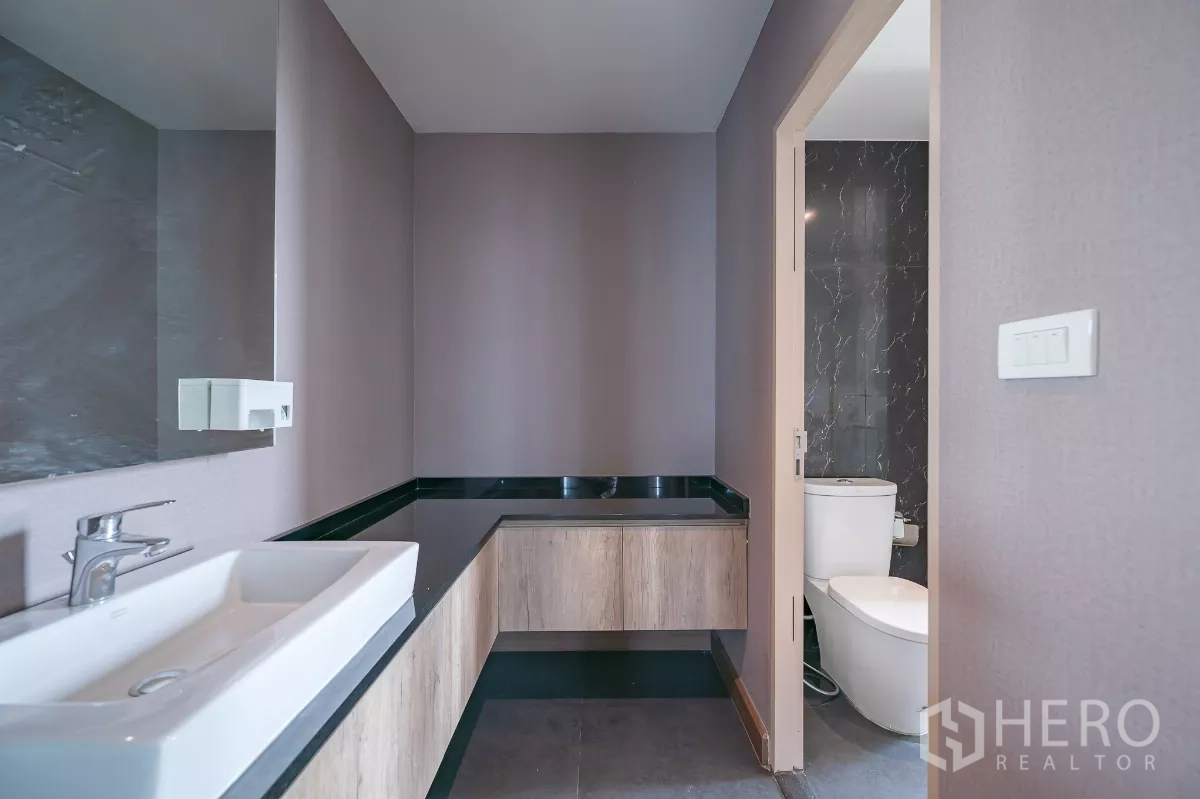 คอนโด ให้เช่าหรือขายในPhra Khanong, Bangkok - ห้องน้ำขนาดใหญ่ กั้นอาบน้ำกระจก อ่างอาบน้ำบิลท์อิน และเคาน์เตอร์ยาว