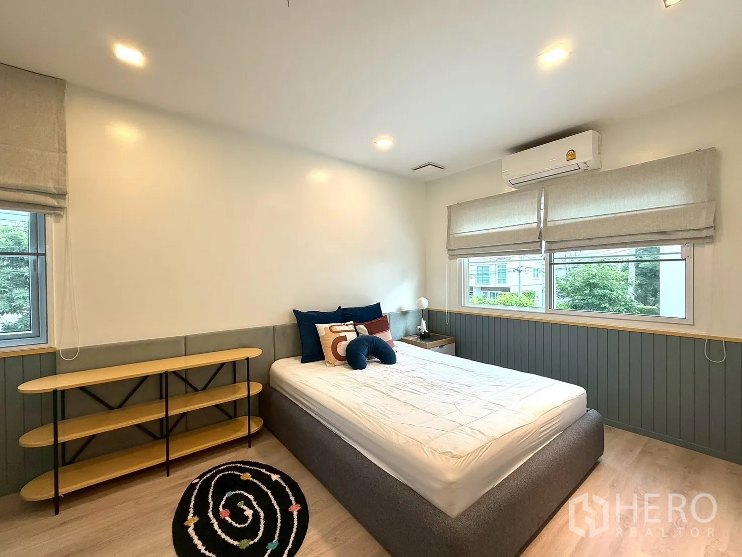 Detached House for rent in Bang Phli, Samut Prakan - Second angle of kids’ bedroom with wide windows and platform bed.