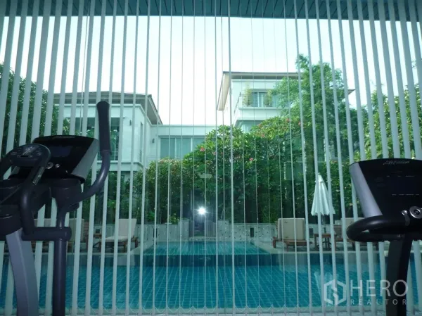 บ้าน ให้เช่าในKhan Na Yao, Bangkok - ห้องฟิตเนสมองออกไปสระว่ายน้ำผ่านมู่ลี่แนวตั้ง