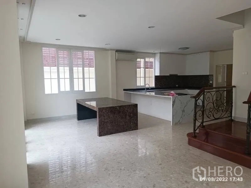 独立式住宅 出售在Prawet, Bangkok - 开放式客餐厅，亮面地砖，带岛台厨房。