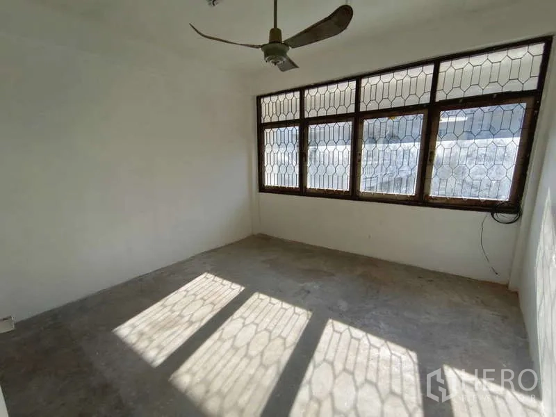 อาคารพาณิชย์ ให้เช่าในBang Na, Bangkok - ห้องรับแสงธรรมชาติ พื้นคอนกรีตและหน้าต่างเหล็กดัด