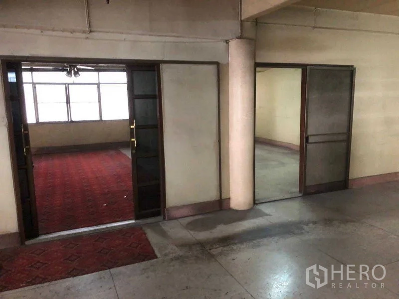 อาคารพาณิชย์ ให้เช่าในKhlong Toei, Bangkok - โถงทางเดินมีประตูคู่เปิดสู่ห้อง ด้านในปูพรมสีแดง