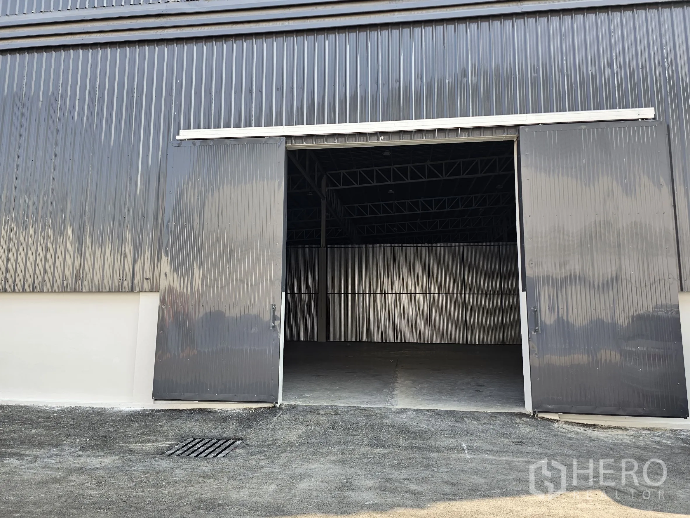 โกดัง for rent in Khlong Toei, Bangkok - ด้านหน้าโกดังพร้อมประตูบานสไลด์ขนาดกว้างเปิดสู่ถนนทางเข้า
