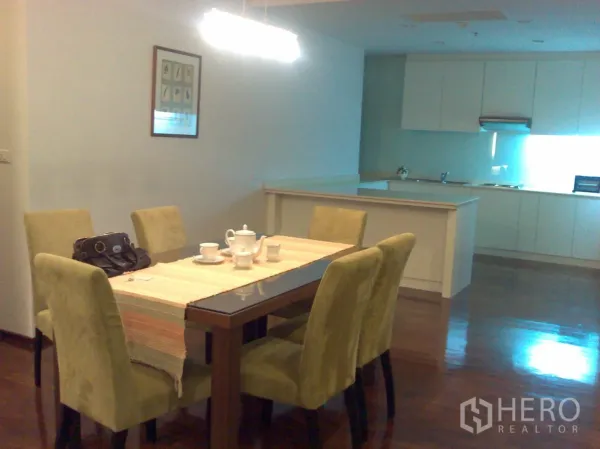 คอนโด ให้เช่าในWatthana, Bangkok - พื้นที่รับประทานอาหารแบบเปิดติดครัวสีขาว มีไอส์แลนด์และโคมแขวน พื้นไม้