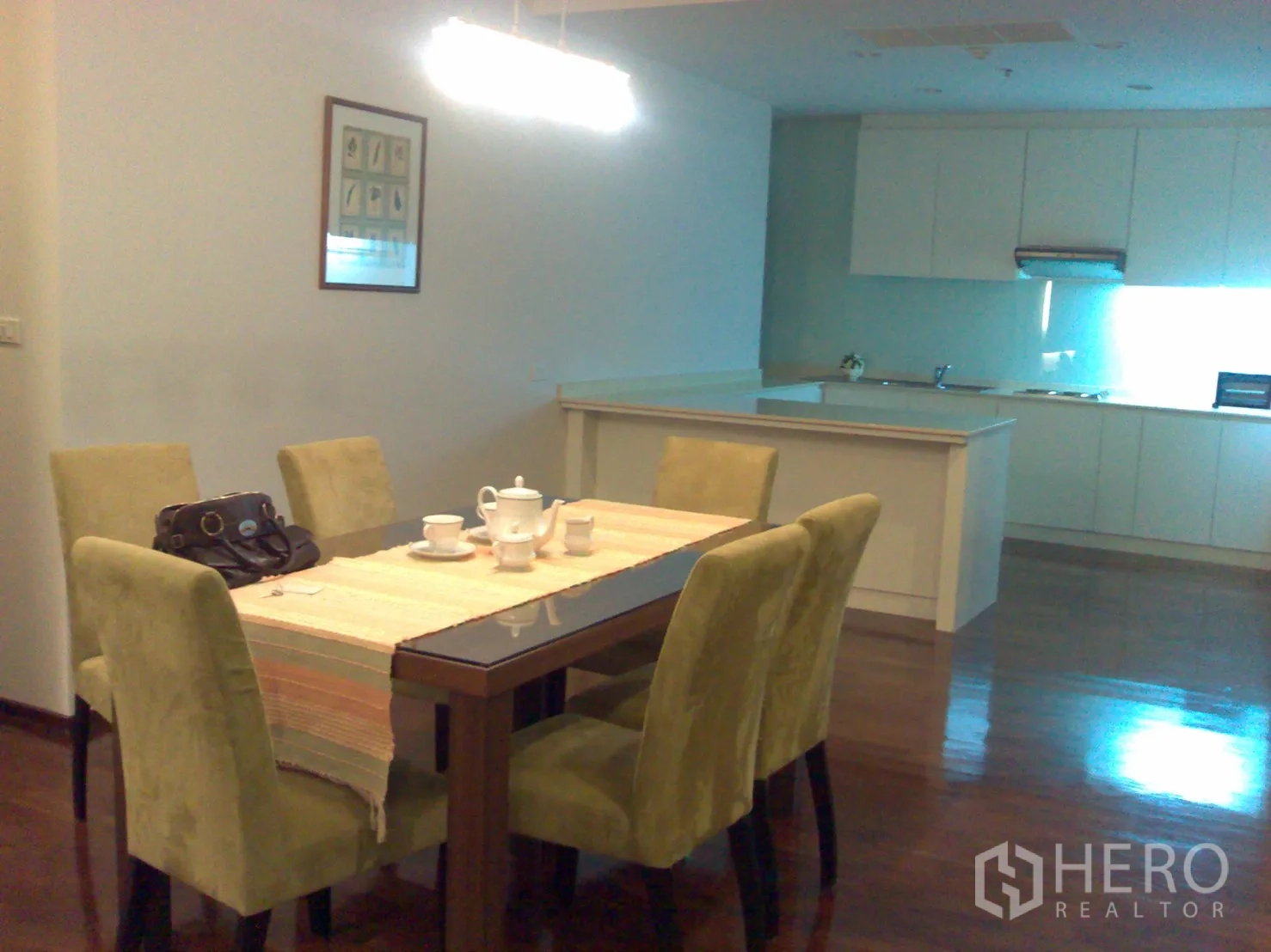 คอนโด ให้เช่าในWatthana, Bangkok - พื้นที่รับประทานอาหารแบบเปิดติดครัวสีขาว มีไอส์แลนด์และโคมแขวน พื้นไม้