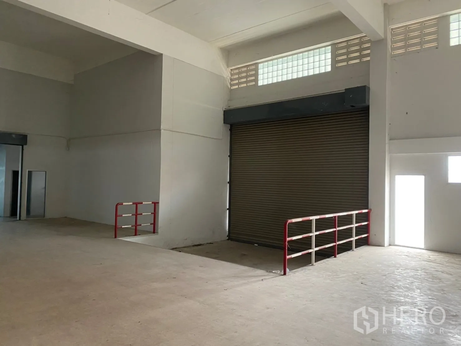 货栈 出租在Lat Krabang, Bangkok - 装卸区卷闸门与红色安全护栏