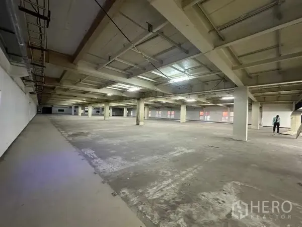 โรงงาน ให้เช่าหรือขายในThanyaburi, Pathum Thani - พื้นที่ผลิตขนาดใหญ่ พื้นคอนกรีต เสาตอม่อ และไฟฟลูออเรสเซนต์