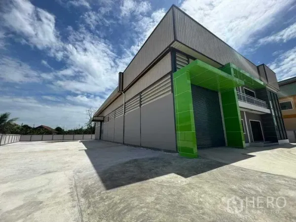 工厂 出售在Samut Sakhon - 绿色门罩的装卸月台，配超大卷闸门与开阔院场。