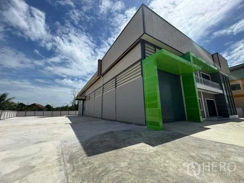 工厂 出售在Samut Sakhon - 绿色门罩的装卸月台，配超大卷闸门与开阔院场。