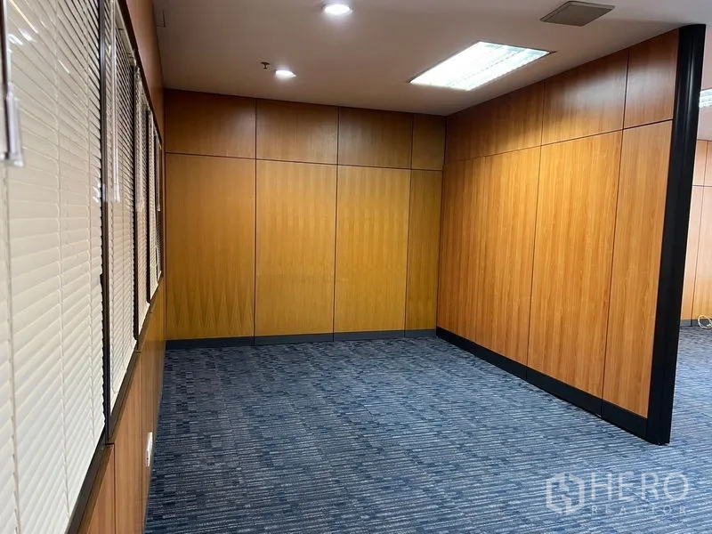 办公空间 出租 - 独立会议室，木质隔断、蓝色地毯和天花射灯。