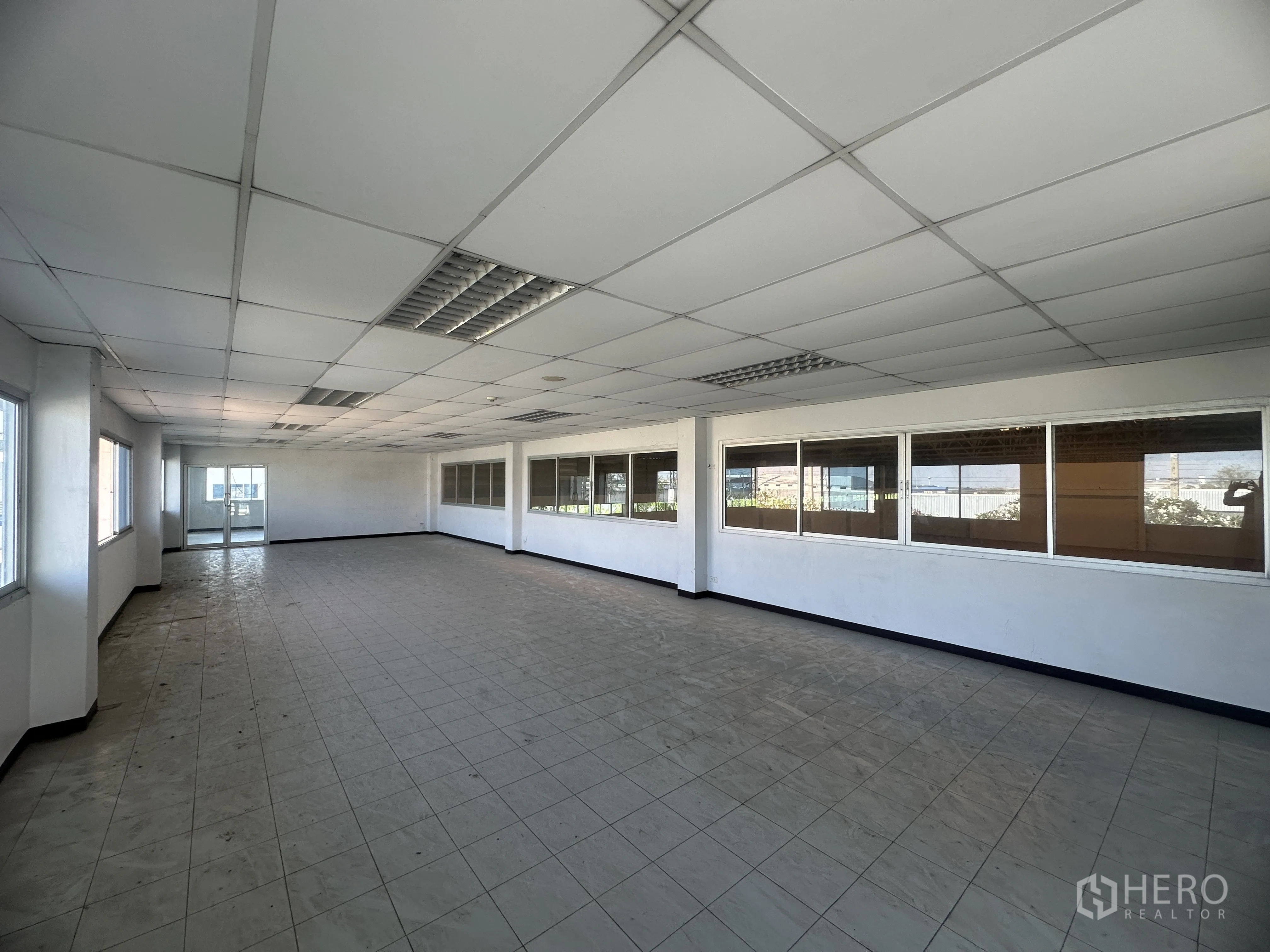 โรงงาน for rent in Bang Pa-in, Phra Nakhon Si Ayutthaya - สำนักงานชั้นบนแบบเปิดโล่ง พื้นกระเบื้อง หน้าต่างยาว และช่องกระจกมองไปยังฮอลล์