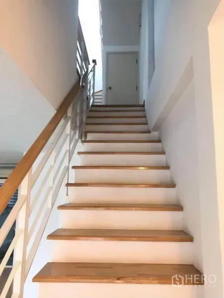 ทาวน์เฮาส์ ให้เช่าในWang Thonglang, Bangkok - บันไดลูกนอนไม้พร้อมราวเหล็กสีขาวเชื่อมขึ้นสู่ชั้นบน