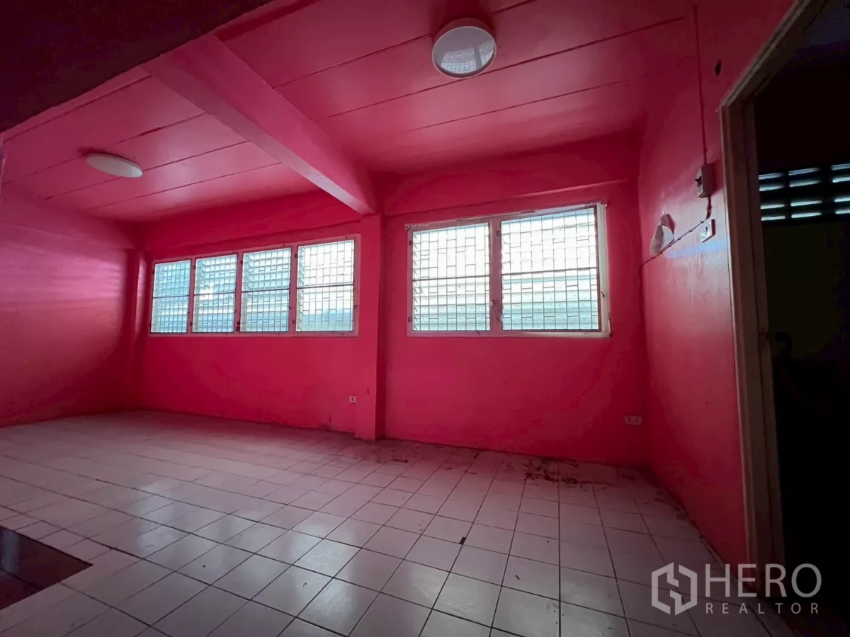 อาคารพาณิชย์ ให้เช่าในWatthana, Bangkok - ห้องปูกระเบื้องสว่าง ผนังสีชมพู หน้าต่างหลายบาน เหมาะเป็นห้องพนักงาน