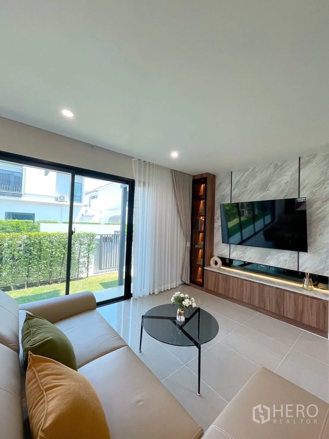 Detached House for rent in Bang Phli, Samut Prakan - Open-plan lounge and dining with statement chandelier, full-height windows and glossy tile floors.