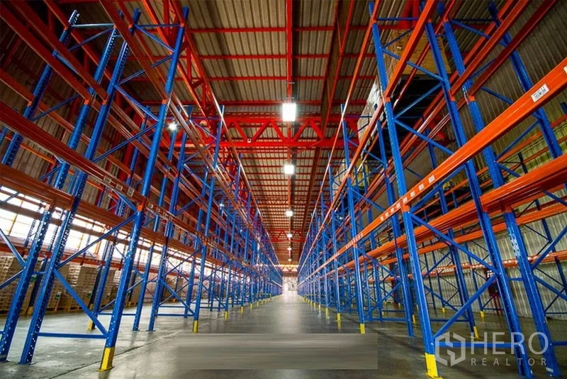 คลังสินค้า ให้เช่าในSamut Prakan - แถวชั้นวางสินค้าแบบรับน้ำหนักมากทอดยาวเกิดเป็นช่องหยิบสินค้า