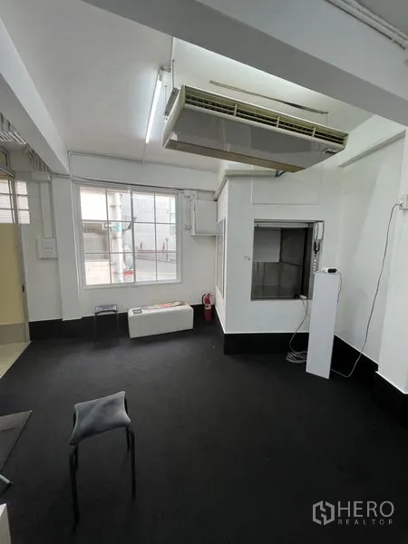 อาคารพาณิชย์ ให้เช่าในKhlong Toei, Bangkok - ห้องอเนกประสงค์ผนังขาว มีหน้าต่าง เครื่องปรับอากาศขนาดใหญ่ และพรมสีเข้ม