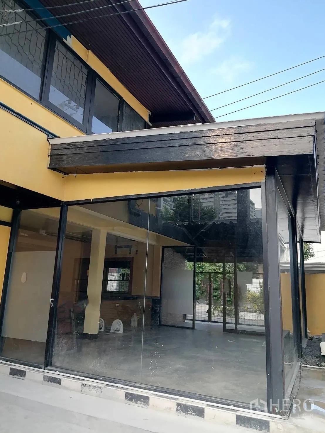 Detached House for rent in Watthana, Bangkok - Corner glass room with floor-to-ceiling windows opening to the front courtyard.