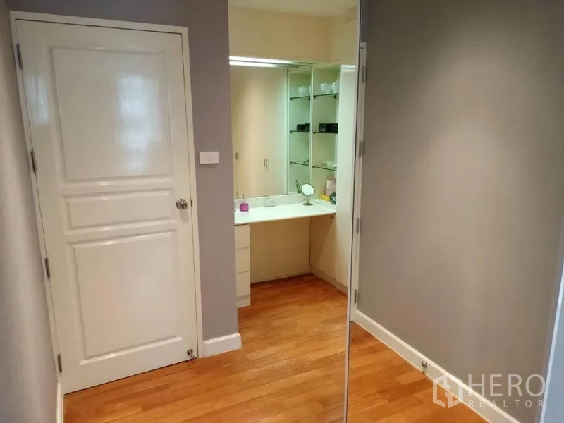 คอนโด ให้เช่าหรือขายในWatthana, Bangkok - โถงทางเดินสู่โซนแต่งตัว พื้นไม้และโต๊ะเครื่องแป้งบิลท์อิน