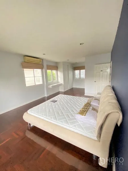 独立式住宅 出租 - 宽敞主卧，大床、多扇窗，亮泽木地板。