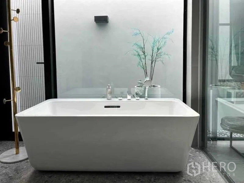 บ้าน ให้เช่า - มุมมองจากถนนของบ้านเดี่ยวสมัยใหม่ มีรั้วหน้าบ้าน หน้าต่างสูงและระเบียง.