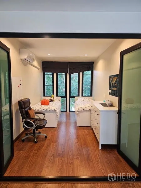 Detached House for rent in Bang Phli, Samut Prakan - Upstairs flexible room with twin beds, desk chair and floor-to-ceiling windows.