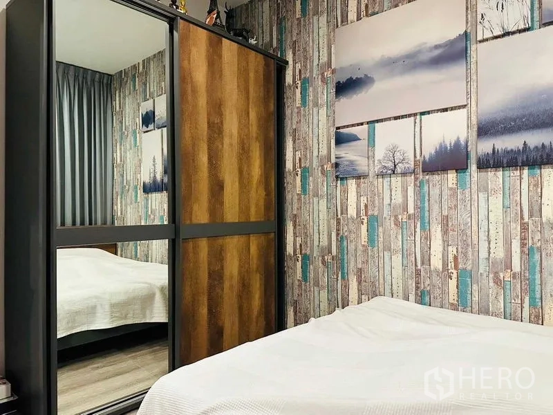 คอนโด ให้เช่าในHuai Khwang, Bangkok - มุมห้องนอนเห็นตู้บานเลื่อนและภาพแขวนผนัง