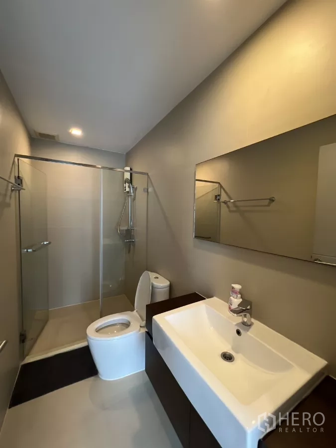 ทาวน์เฮาส์ ให้เช่าในSuan Luang, Bangkok - ห้องน้ำโมเดิร์น พร้อม Shower กระจก อ่างล้างหน้า และโถสุขภัณฑ์