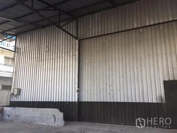 คลังสินค้า ให้เช่าในLat Krabang, Bangkok - ผนังภายนอกเมทัลชีทและประตูบานเลื่อนขนาดใหญ่ของโกดัง