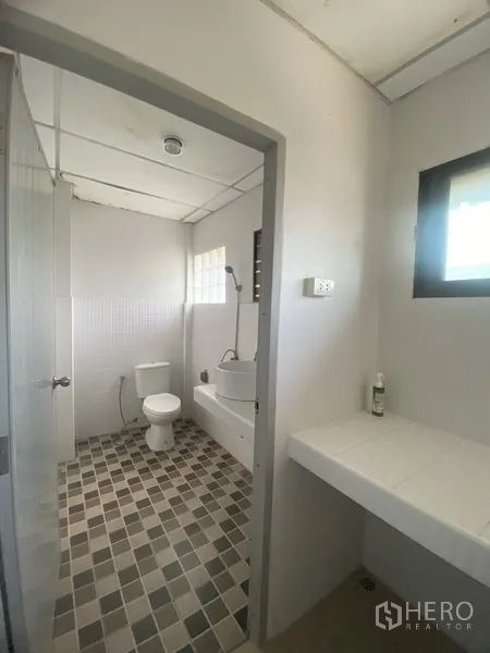 ทาวน์เฮาส์ ให้เช่าในSuan Luang, Bangkok - ห้องน้ำสะอาดพร้อมอ่างล้างหน้า ฝักบัว และโถสุขภัณฑ์ โทนกระเบื้องเรียบง่าย