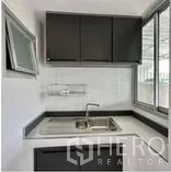 สำนักงานที่บ้าน ให้เช่าในWang Thonglang, Bangkok - แพนทรีขนาดกะทัดรัดพร้อมอ่างล้างมือ ตู้สีดำ และหน้าต่างมุม