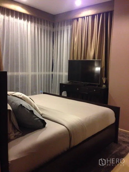 公寓 出租在Watthana, Bangkok - 主卧带转角落地窗、纱帘与电视柜