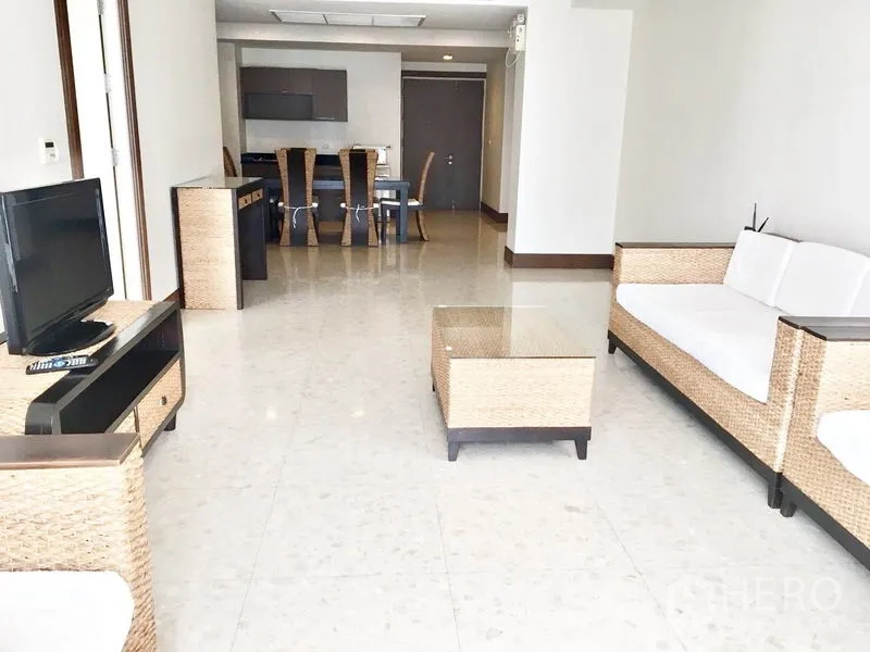 คอนโด ให้เช่าในKhlong Toei, Bangkok - พื้นที่นั่งเล่น–ทานอาหารกว้าง เฟอร์นิเจอร์หวาย พื้นกระเบื้องเงา