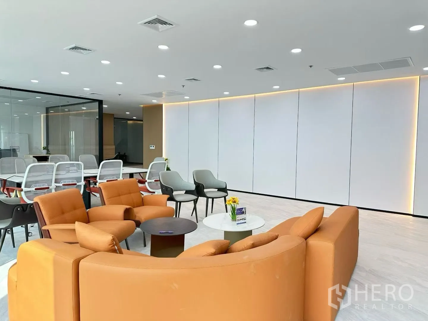 สำนักงาน for rent in Huai Khwang, Bangkok - เลานจ์นั่งสบาย หันหน้าไปยังห้องประชุมกระจก พร้อมไฟฝังให้บรรยากาศอบอุ่น