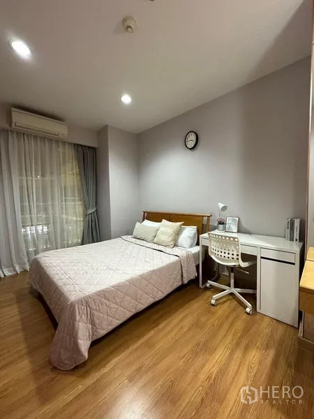 คอนโด ให้เช่าในKhlong Toei, Bangkok - ห้องนอนสว่าง เตียง โต๊ะทำงาน ประตูบานเลื่อนออกระเบียง พร้อมผ้าม่านโปร่งและพื้นไม้