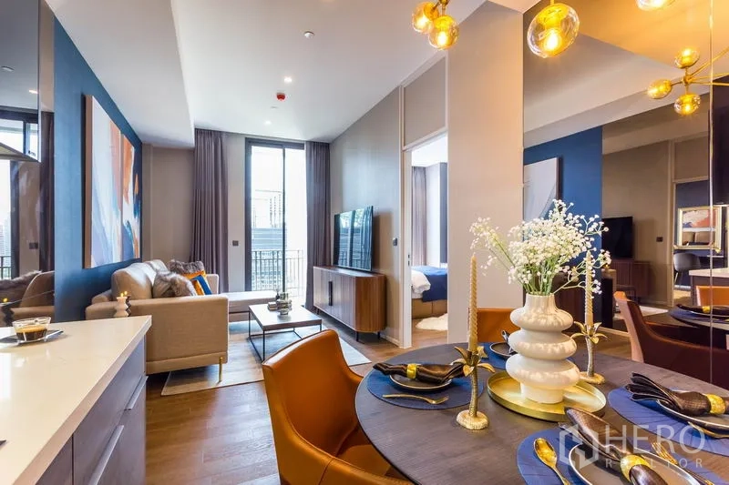 คอนโด ให้เช่าหรือขายในPathum Wan, Bangkok - โต๊ะอาหารแบบโอเพ่นวิวห้องนั่งเล่นและระเบียง ในคอนโดมิเนียมกรุงเทพฯ