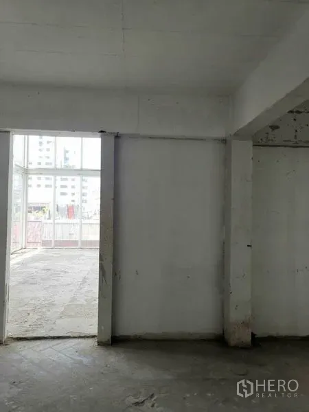 零售空间 出租在Watthana, Bangkok - 带隔断的房间，通向采光良好的大型玻璃门区域。