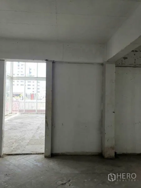 零售空间 出租在Watthana, Bangkok - 带隔断的房间，通向采光良好的大型玻璃门区域。