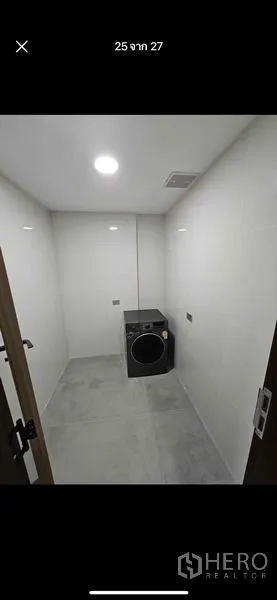 公寓 出租或出售 - 洗衣间，摆放洗衣机与瓷砖地面