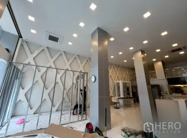 พื้นที่ขายปลีก ให้เช่าในWatthana, Bangkok - พื้นที่ร้านแบบเปิดกว้างกำลังปรับปรุง มีผนังลายตารางข้าวหลามตัดและไฟดาวน์ไลท์