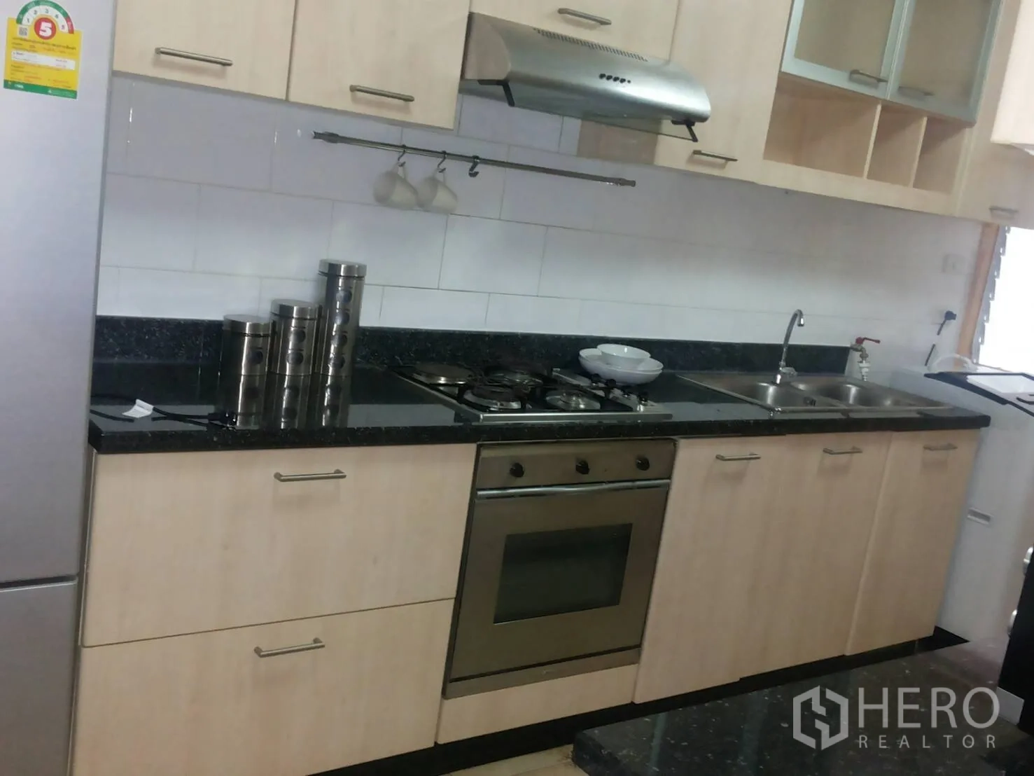 อพาร์ทเมนท์ ให้เช่าในKhlong Toei, Bangkok - ครัวบิลท์อินพร้อมเตาแก๊ส เตาอบ เครื่องดูดควัน อ่างล้างจานคู่ และตู้เก็บของครบ