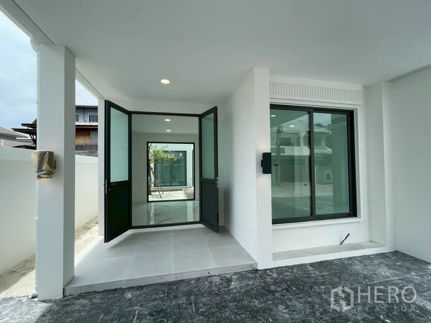 Detached House for sale in Chatuchak, Bangkok - Large covered carport and paved driveway beside the house.