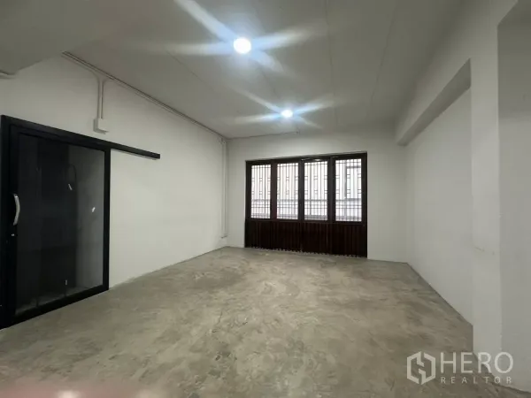 带办公室的家 出租在Pathum Wan, Bangkok - 宽敞工作室，水泥地，带栏杆窗与黑框推拉玻璃门。