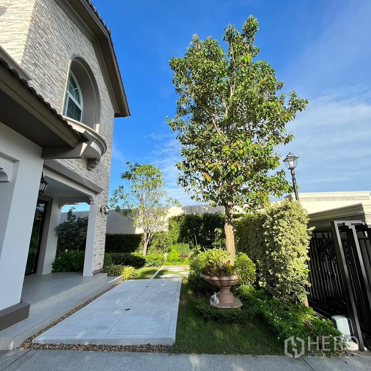 บ้าน ให้เช่าหรือขายในBang Khen, Bangkok - สวนหน้าบ้านพร้อมทางเดินและผนังหินของตัวบ้าน