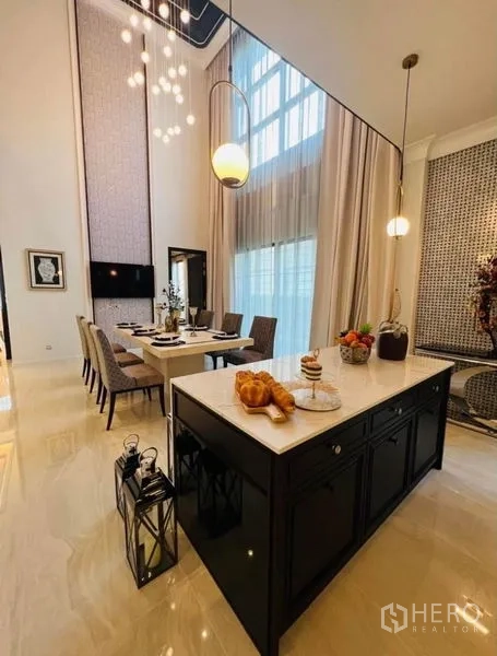 บ้าน ให้เช่าหรือขายในWatthana, Bangkok - ครัวสมัยใหม่มีไอส์แลนด์ใหญ่ โคมไฟแขวน และผ้าม่านสูง