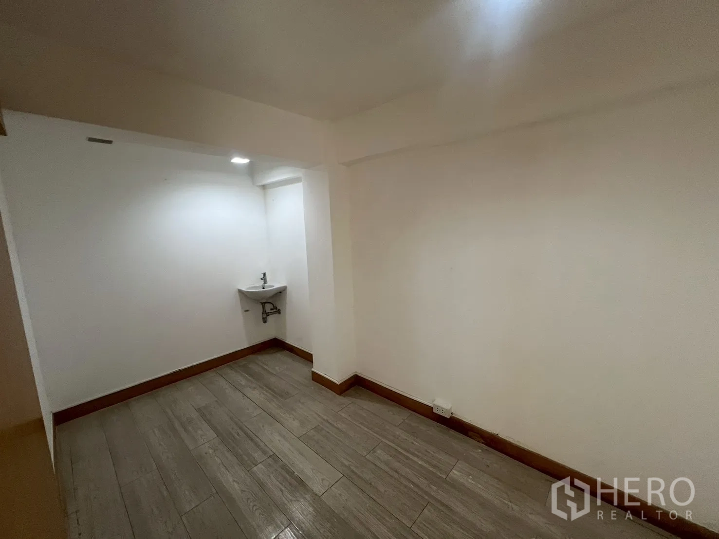 พื้นที่ขายของ for rent in Watthana, Bangkok - ห้องพื้นลายไม้ ผนังสีขาว และอ่างล้างมือมุมผนัง