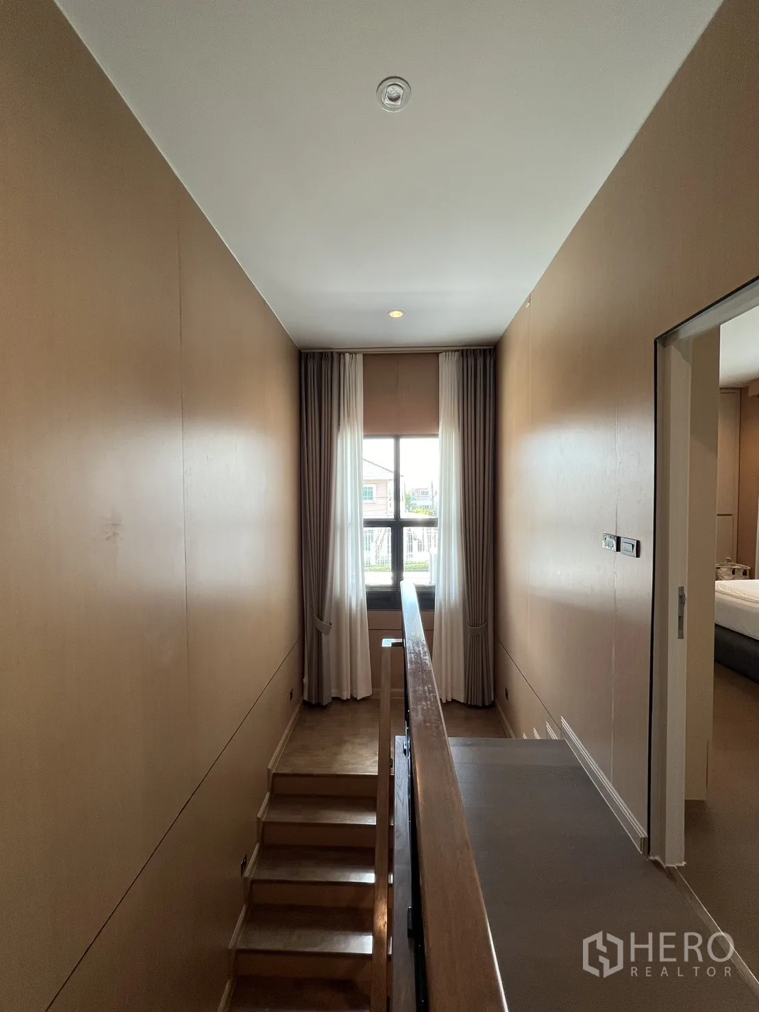 Detached House for rent or sale in Mueang Pathum Thani, Pathum Thani - Stairwell with window bringing natural light to the landing.