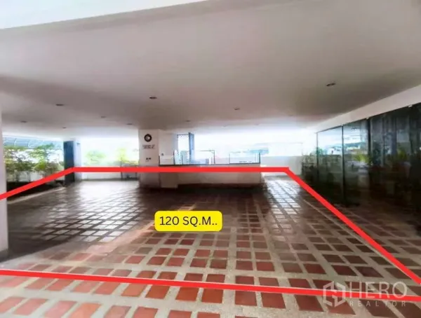 พื้นที่ขายปลีก ให้เช่าในWatthana, Bangkok - พื้นที่ 120 ตร.ม. ขีดเส้นแดงแสดงขอบเขตบนพื้นกระเบื้อง ภายในโถงโล่งสว่างและมีผนังกระจกด้านขวา